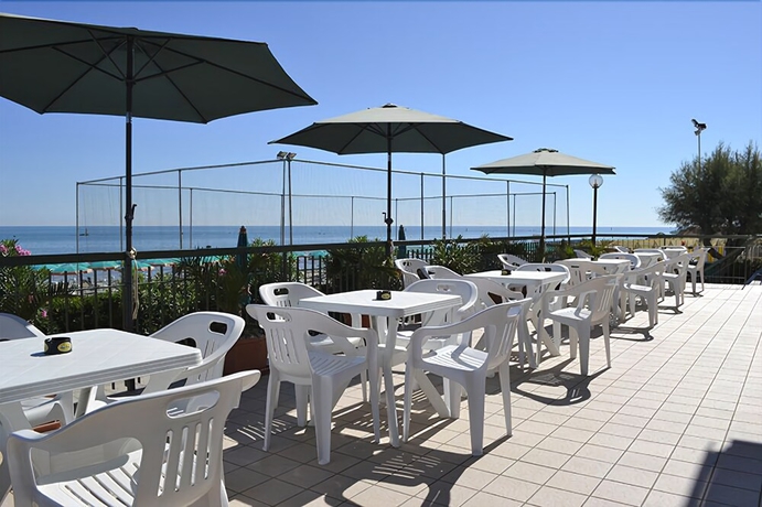 Imagen de los exteriores del Hotel Internazionale, Marotta. Foto 15