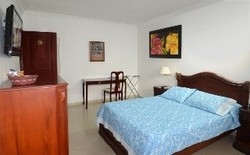 Imagen de la habitación del Hotel Intersuites. Foto 4