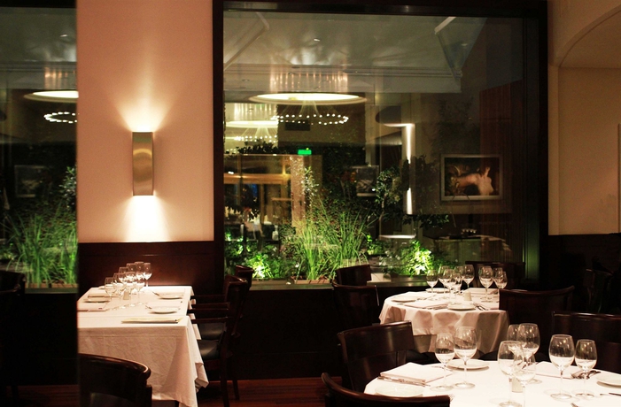 Imagen del bar/restaurante del Hotel Intersur Recoleta. Foto 1