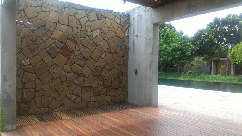 Imagen de la piscina del Hotel Into The Forest Resort. Foto 20