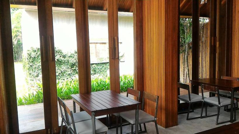 Imagen del bar/restaurante del Hotel Into The Forest Resort. Foto 6