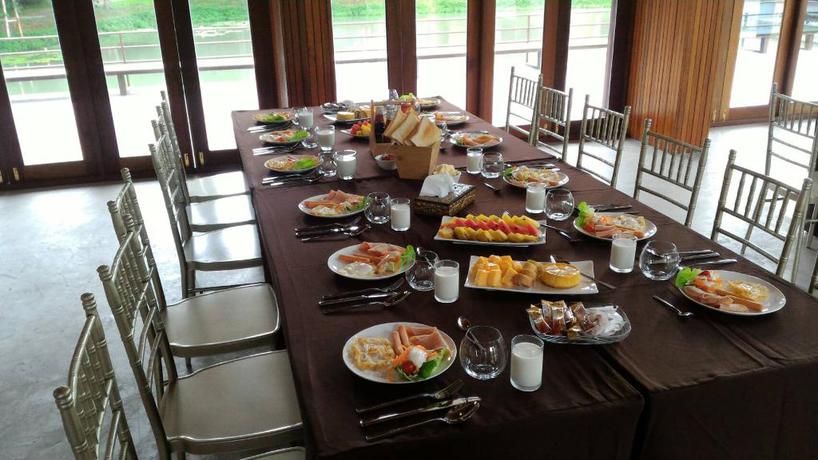 Imagen del bar/restaurante del Hotel Into The Forest Resort. Foto 11