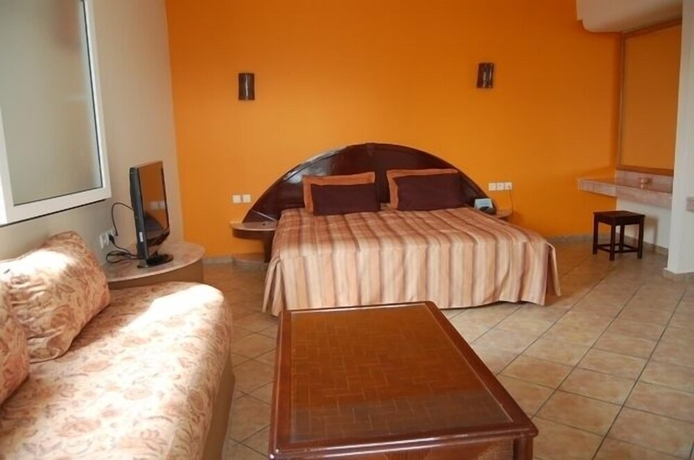 Imagen de la habitación del Hotel Intouriste and Suites. Foto 10
