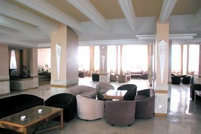 Imagen del bar/restaurante del Hotel Intouriste and Suites. Foto 3