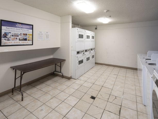 Imagen de los interiores del Hotel Intown Suites Extended Stay Greensboro Nc - Lanada Rd. Foto 20