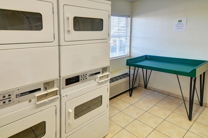 Imagen general del Hotel Intown Suites Extended Stay Lewisville Tx East Corporate Drive. Foto 5