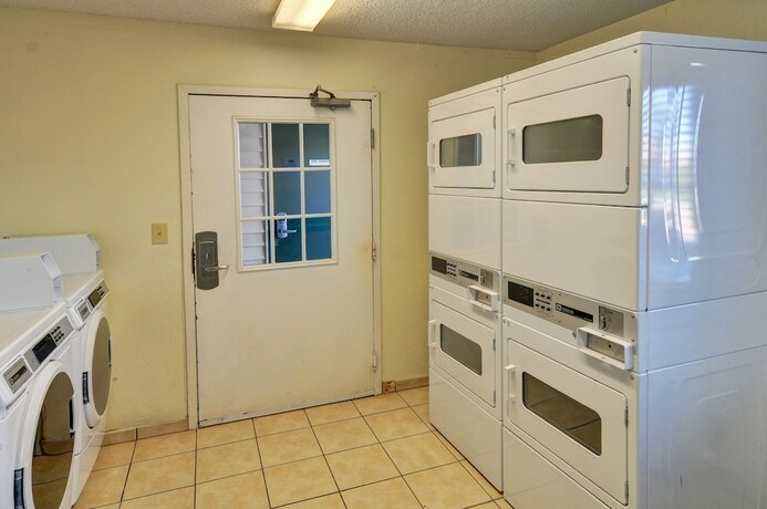 Imagen general del Hotel Intown Suites Extended Stay Lewisville Tx East Corporate Drive. Foto 10