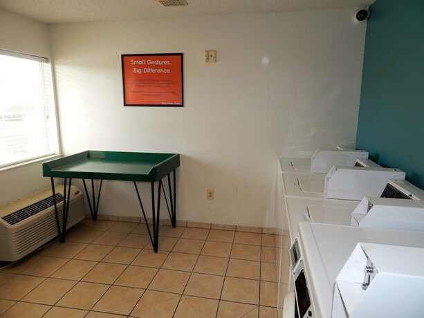 Imagen de los interiores del Hotel Intown Suites Extended Stay Lewisville Tx East Corporate Drive. Foto 27