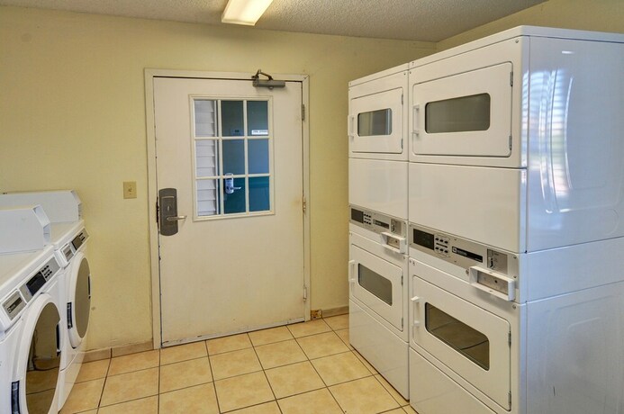 Imagen de los interiores del Hotel Intown Suites Extended Stay Lewisville Tx East Corporate Drive. Foto 29
