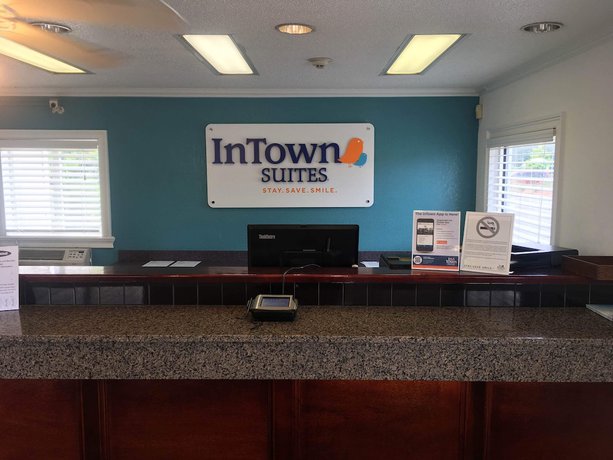 Imagen de los interiores del Hotel Intown Suites Extended Stay Savannah Ga. Foto 17