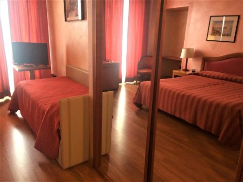 Imagen de la habitación del Hotel Intra. Foto 9