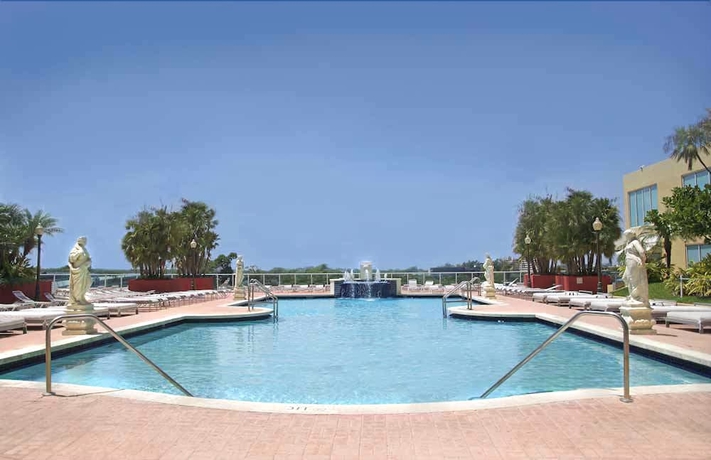 Imagen de la piscina del Hotel Intracoastal Yacht Club by Rainbow. Foto 16