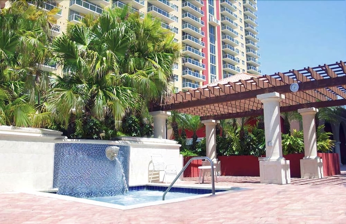 Imagen de la piscina del Hotel Intracoastal Yacht Club by Rainbow. Foto 18
