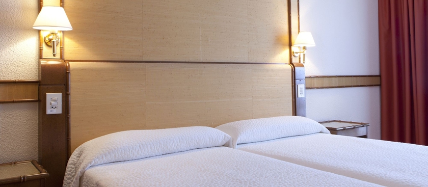 Imagen de la habitación del Hotel Intur Orange. Foto 6