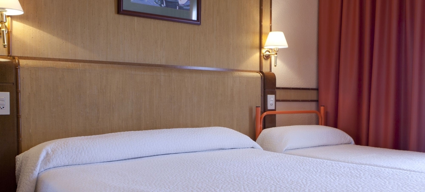 Imagen de la habitación del Hotel Intur Orange. Foto 7