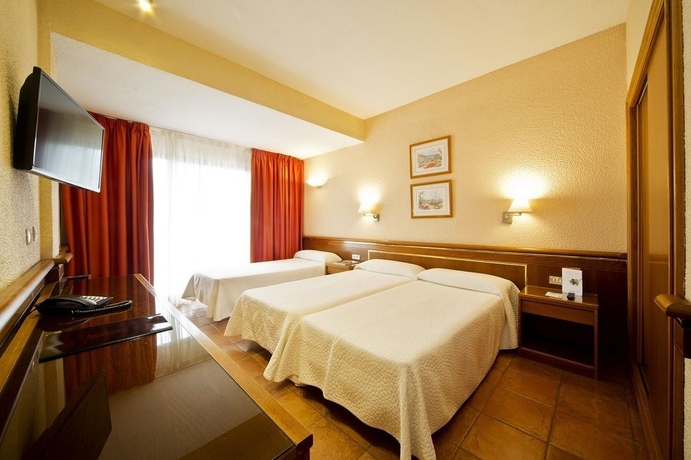 Imagen de la habitación del Hotel Intur Orange. Foto 9