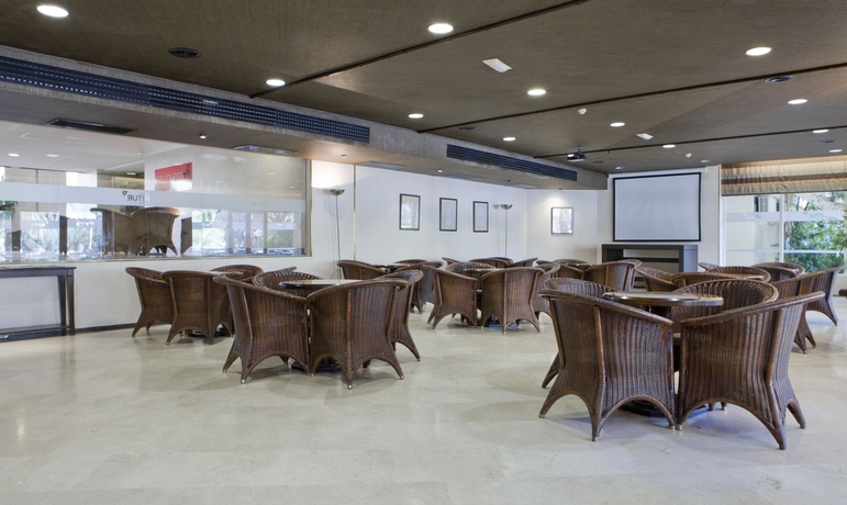 Imagen del bar/restaurante del Hotel Intur Orange. Foto 3