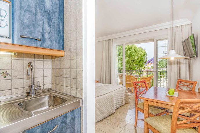 Imagen de la habitación del Hotel Inturotel Sa Marina. Foto 5