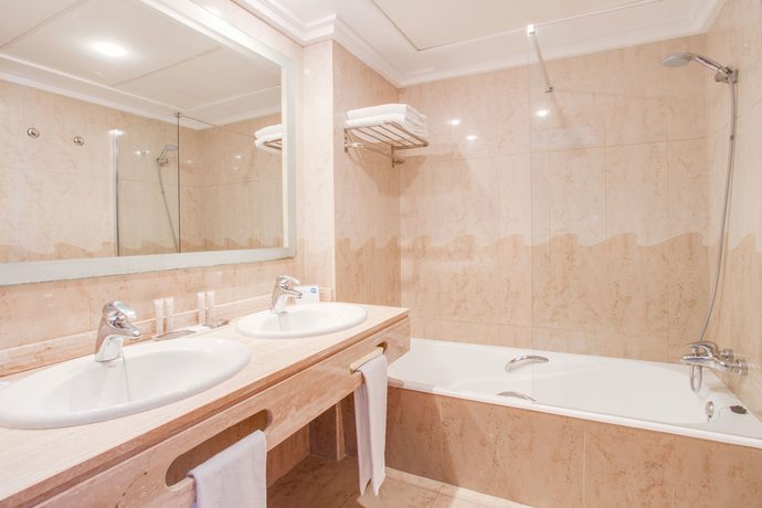 Imagen de la habitación del Hotel Inturotel Sa Marina. Foto 12