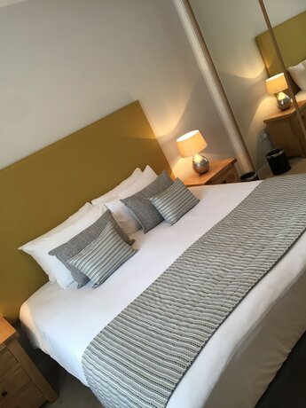 Imagen de la habitación del Hotel Inverness City Suites. Foto 18