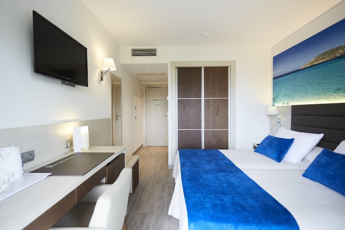 Imagen de la habitación del Hotel Invisa Club Cala Blanca. Foto 9