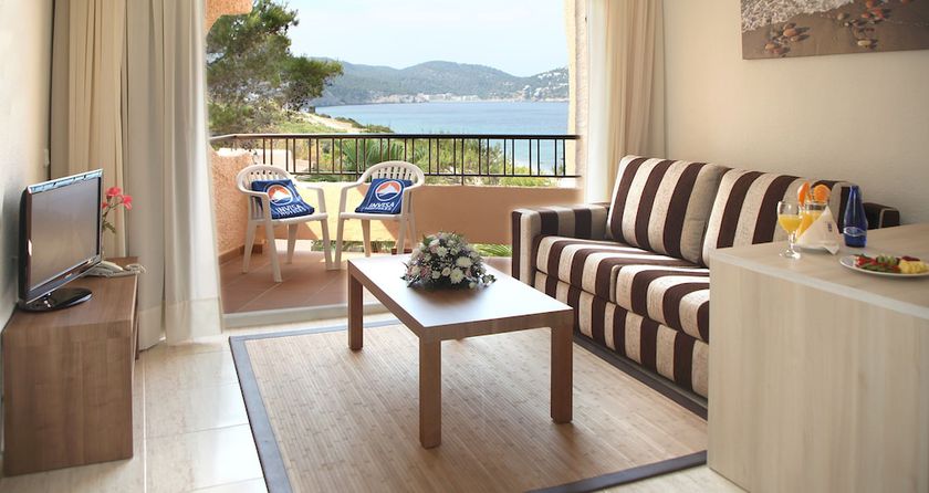 Imagen de la habitación del Hotel Invisa Club Cala Blanca. Foto 10