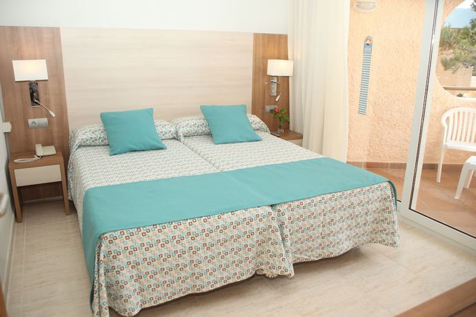 Imagen de la habitación del Hotel Invisa Club Cala Blanca. Foto 11
