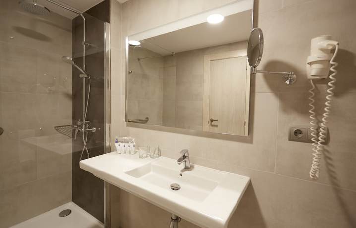Imagen de la habitación del Hotel Invisa Club Cala Blanca. Foto 13