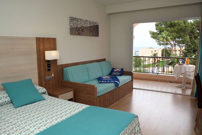 Imagen de la habitación del Hotel Invisa Club Cala Blanca. Foto 14