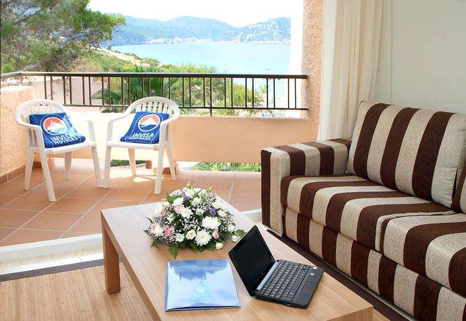Imagen de la habitación del Hotel Invisa Club Cala Blanca. Foto 15