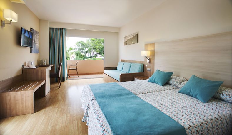Imagen de la habitación del Hotel Invisa Club Cala Blanca. Foto 16