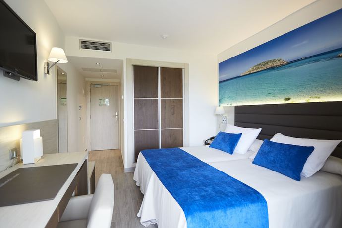 Imagen de la habitación del Hotel Invisa Club Cala Blanca. Foto 17
