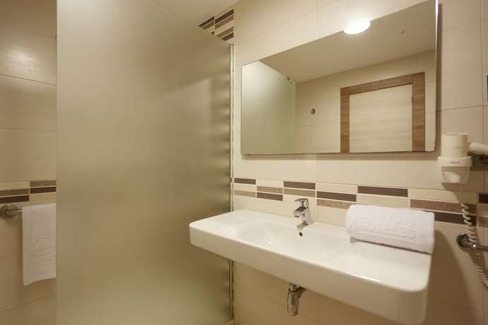 Imagen de la habitación del Hotel Invisa Club Cala Blanca. Foto 18