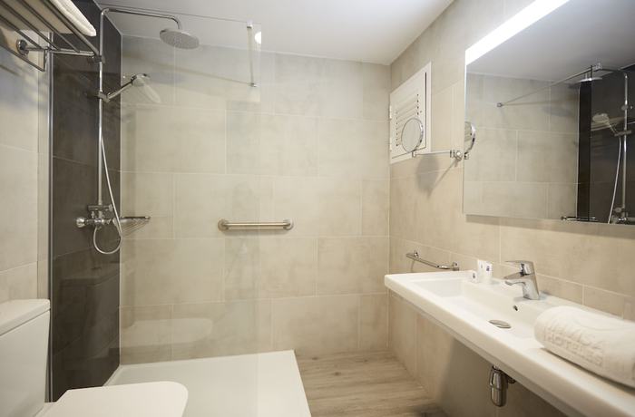 Imagen de la habitación del Hotel Invisa Club Cala Blanca. Foto 19