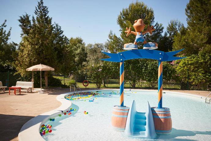 Imagen de la piscina del Hotel Invisa Club Cala Blanca. Foto 21