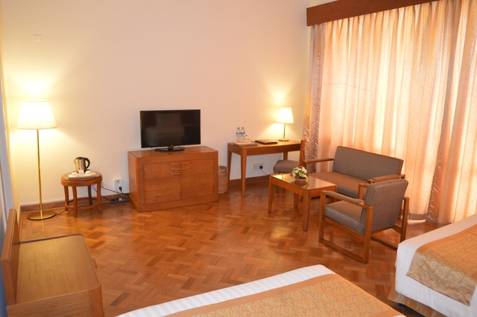 Imagen de los interiores del Hotel Inya Lake. Foto 15