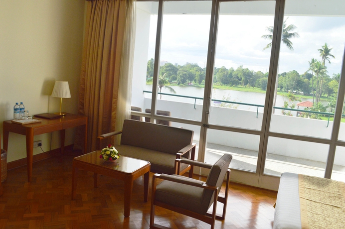 Imagen de los interiores del Hotel Inya Lake. Foto 16