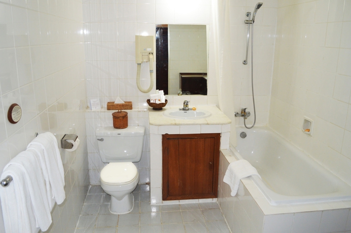 Imagen de la habitación del Hotel Inya Lake. Foto 9