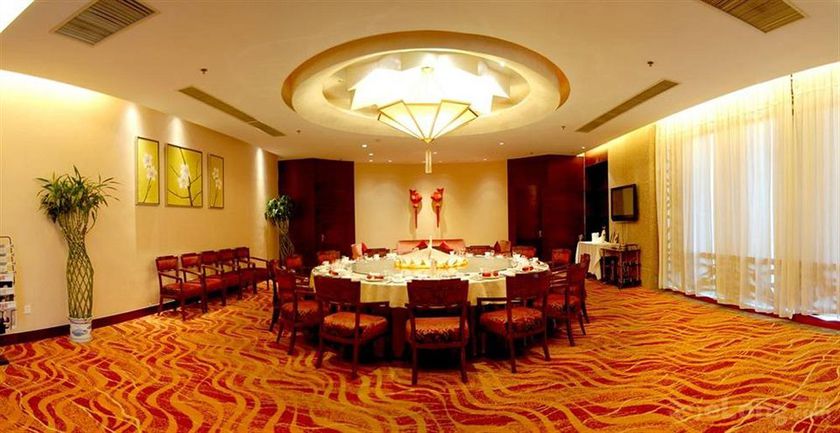 Imagen del bar/restaurante del Hotel Inzone Garland. Foto 9