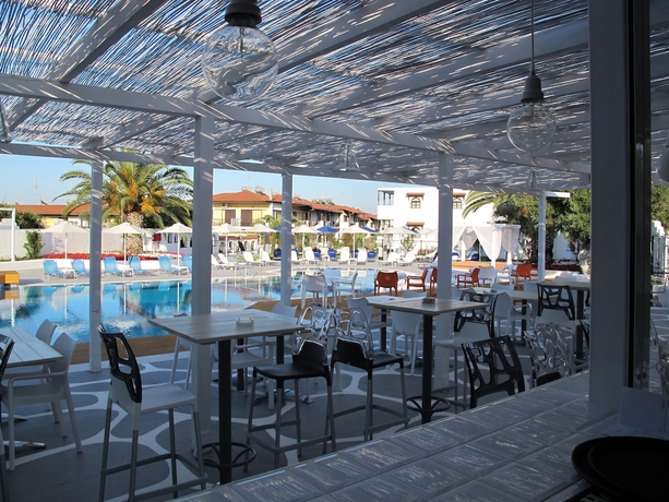 Imagen de la piscina del Hotel Ioli Village. Foto 16