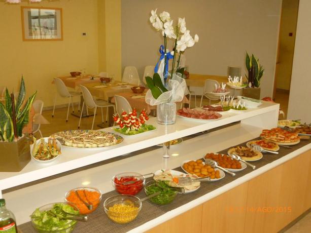 Imagen del bar/restaurante del Hotel Iones. Foto 2