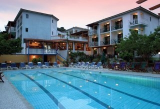 Imagen de la piscina del Hotel Ionia. Foto 5