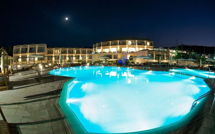 Imagen de la piscina del Hotel Ionian Emerald Resort. Foto 14