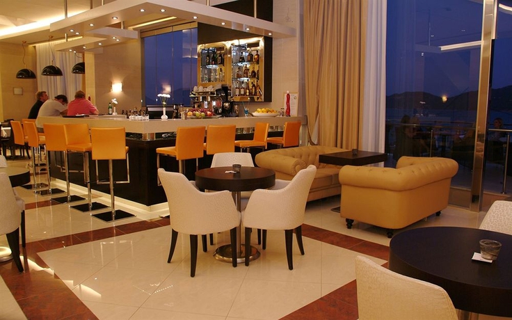 Imagen del bar/restaurante del Hotel Ionian Emerald Resort. Foto 2