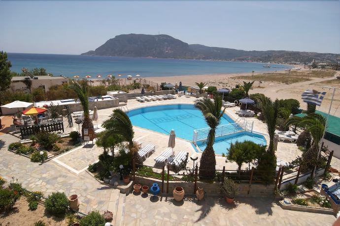 Imagen de la piscina del Hotel Ionikos. Foto 16