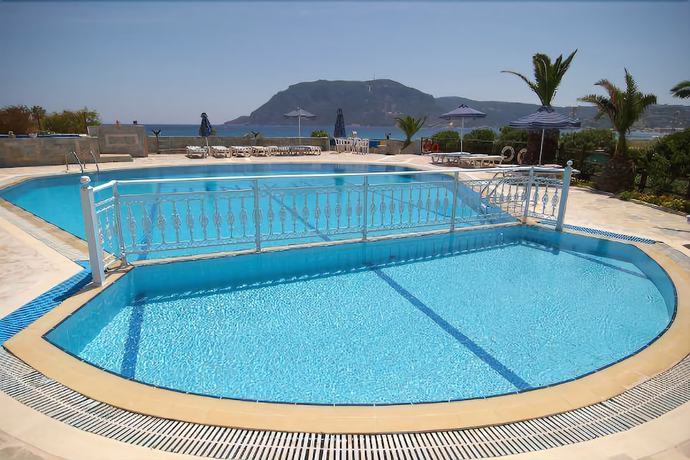 Imagen de la piscina del Hotel Ionikos. Foto 17