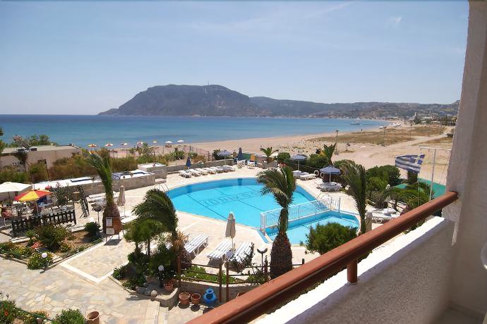 Imagen de la piscina del Hotel Ionikos. Foto 20