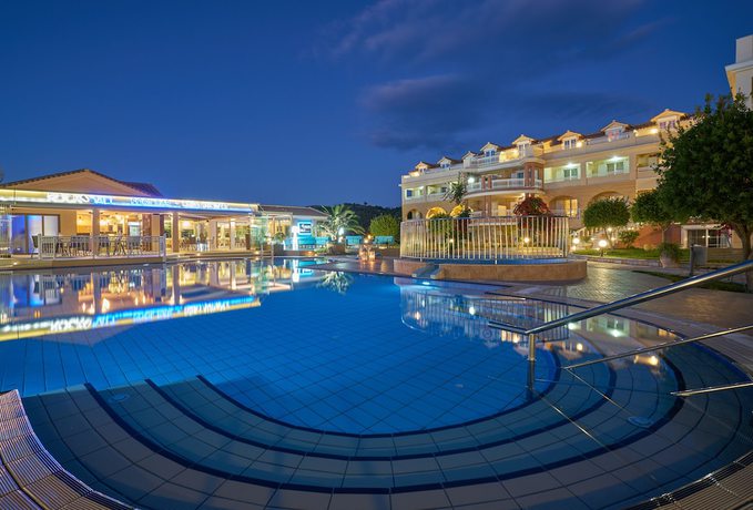 Imagen de la piscina del Hotel Ionion Blue. Foto 20
