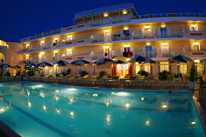 Imagen de la piscina del Hotel Ionis Art. Foto 19