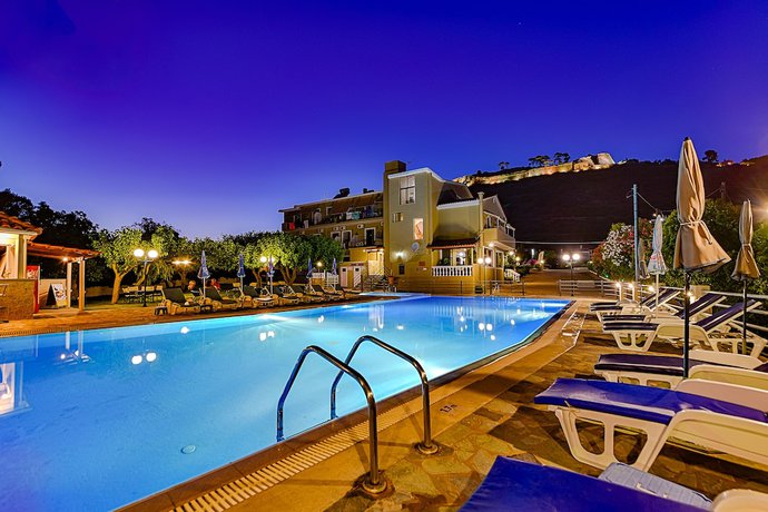 Imagen de la piscina del Hotel Ionis. Foto 18